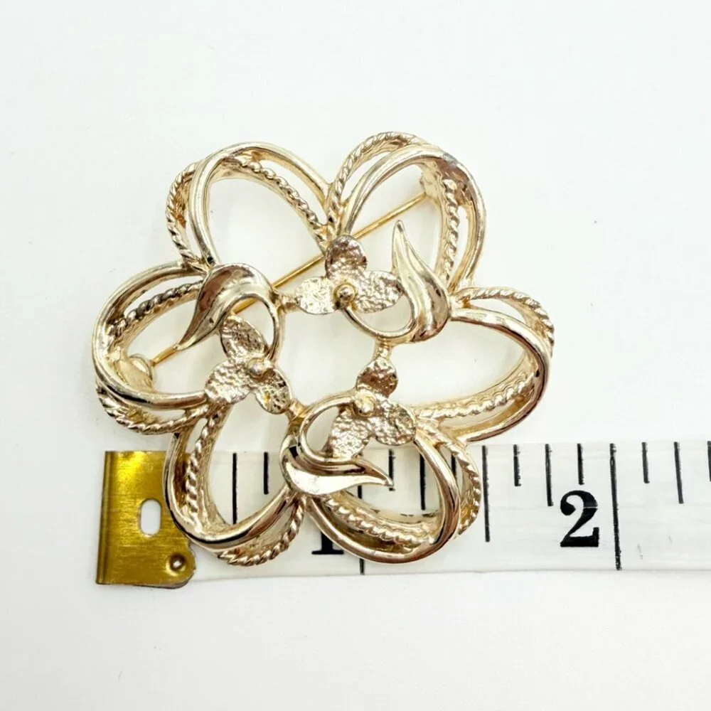 1974 Sarah Coventry Gold Tone Fleurette Brooch